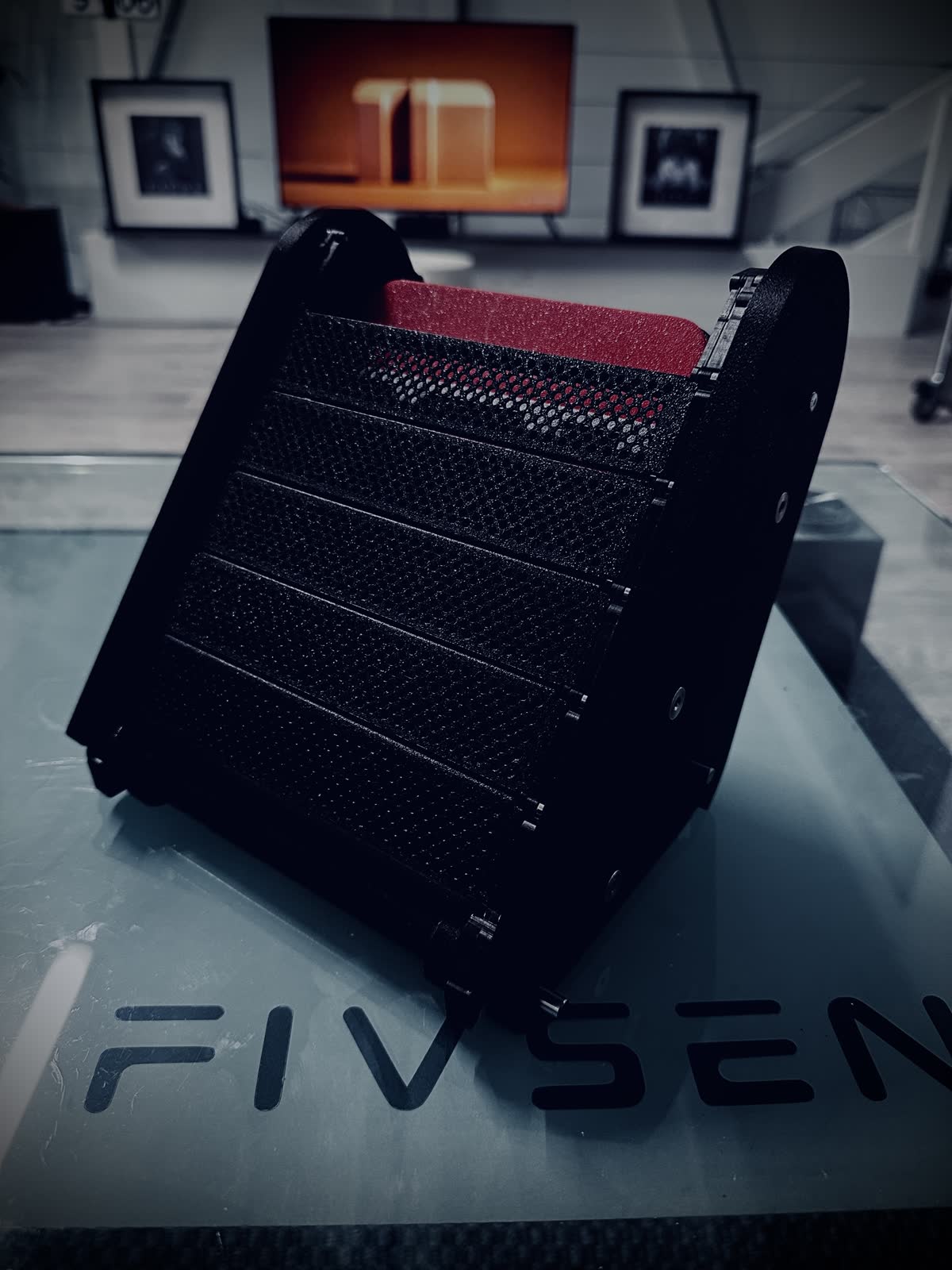 Custom Audiokomponente für Aston Martin DB6 — auf FIVSEN Tisch