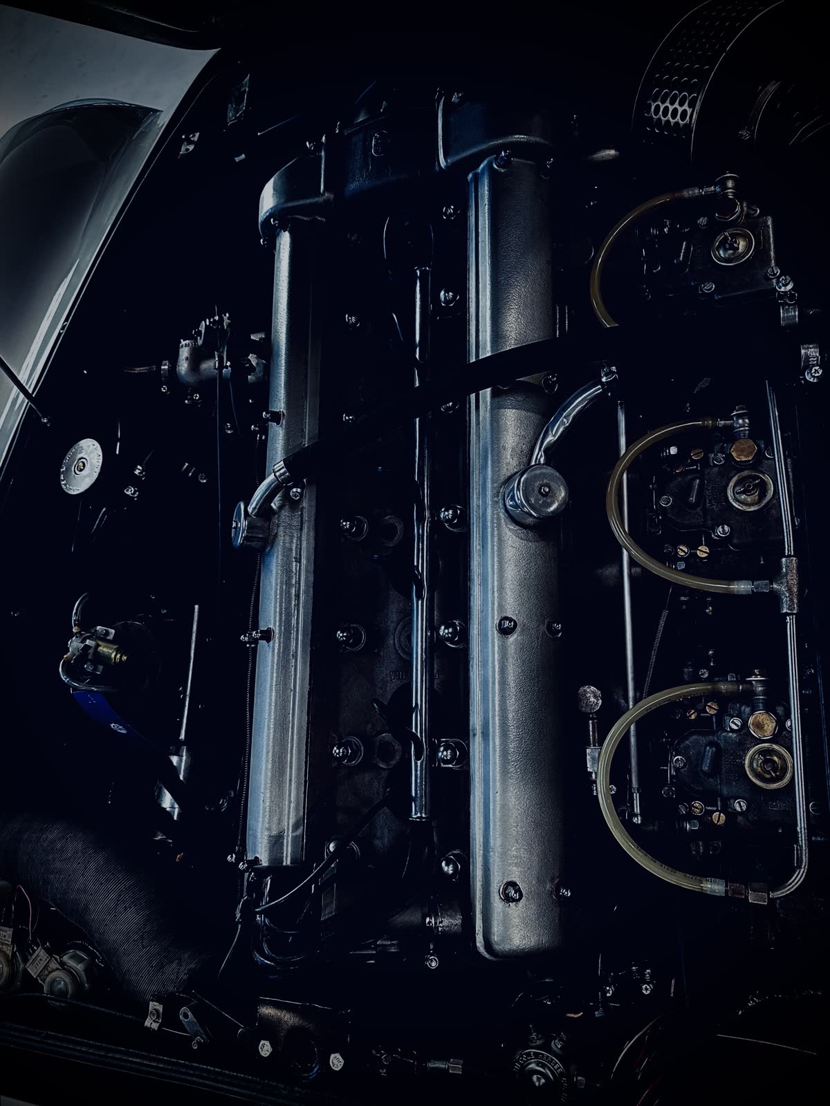 Aston Martin DB6 — Motorraum Detail