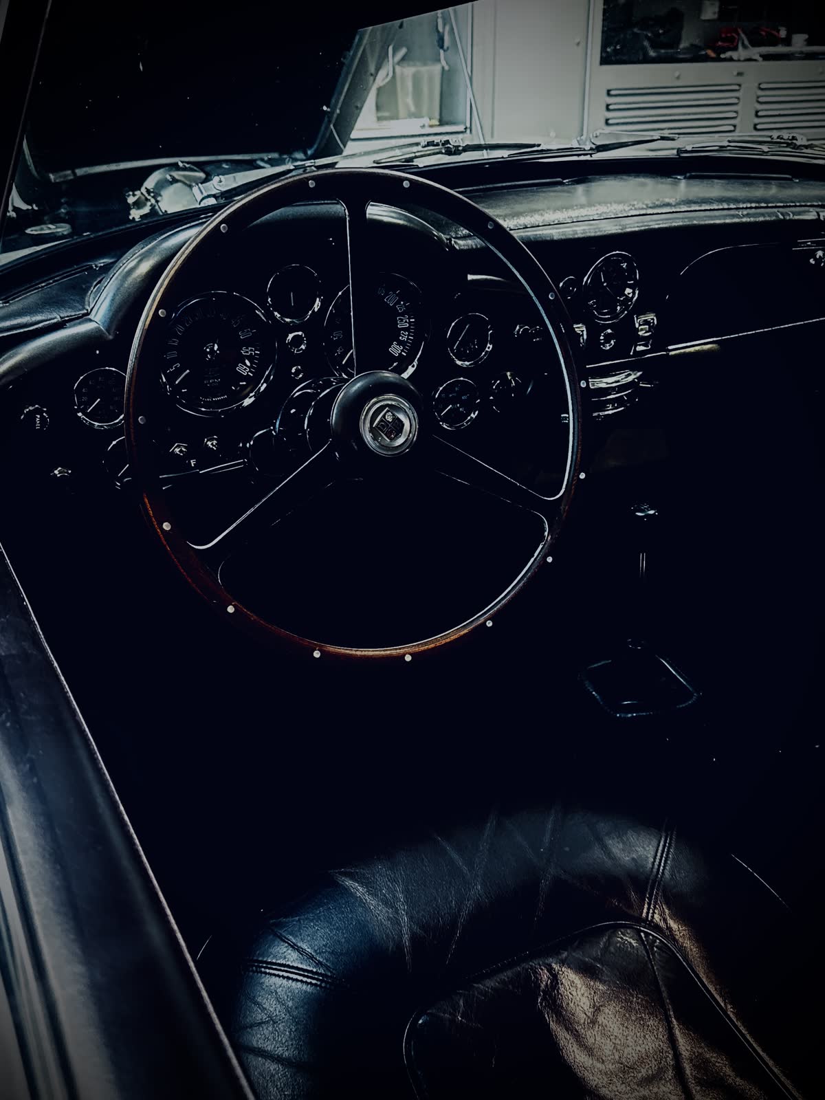 Aston Martin DB6 — Cockpit mit Holzlenkrad und Armaturen