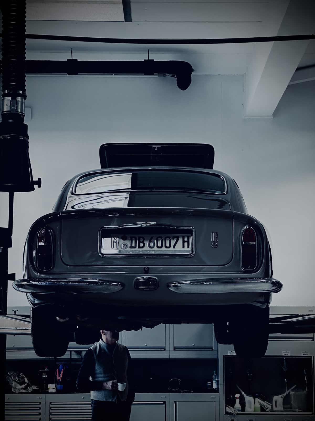 Aston Martin DB6 auf der Hebebühne — Inspektion von unten