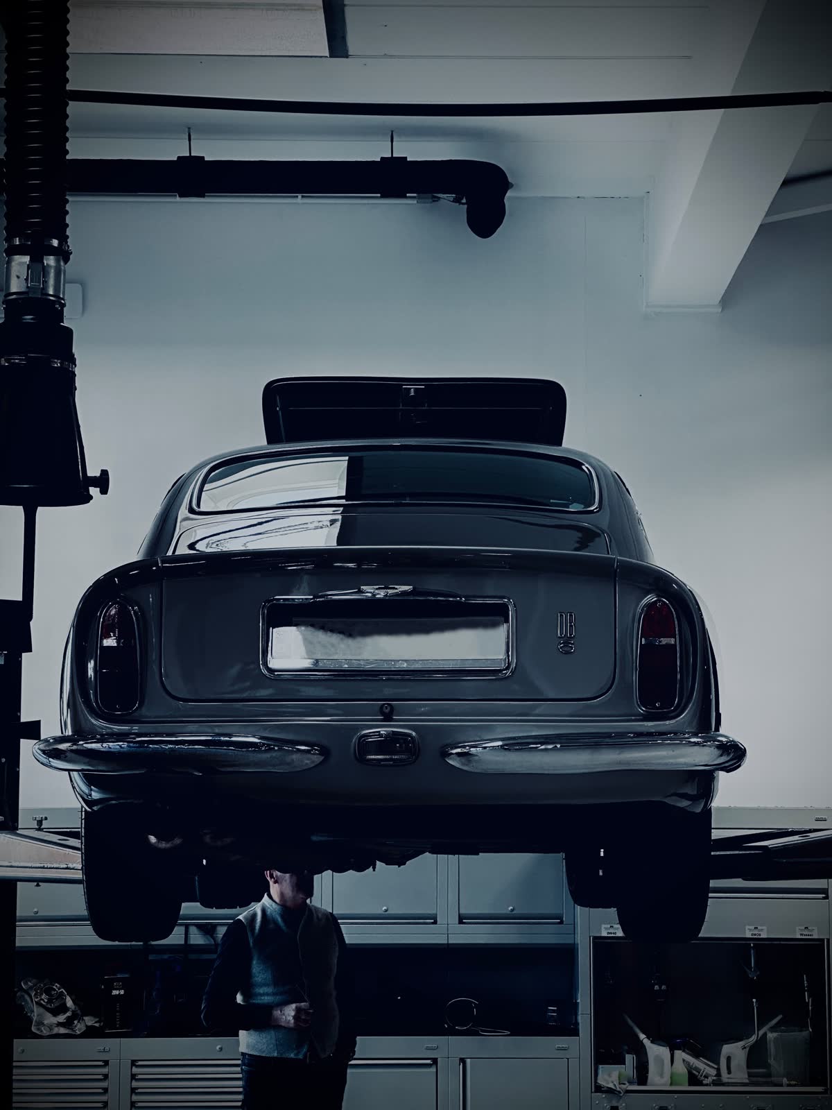 Aston Martin DB6 auf der Hebebühne — Inspektion von unten