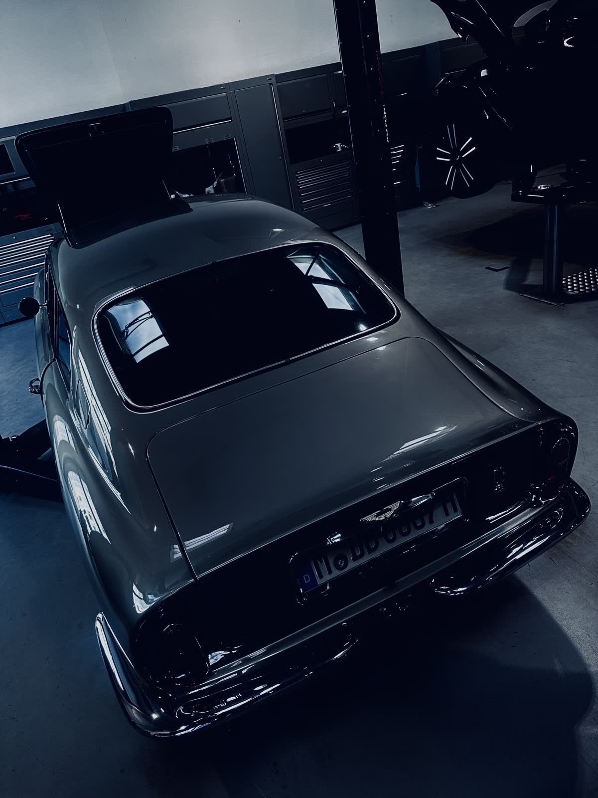 Aston Martin DB6 auf der Hebebühne im V-STUDIO