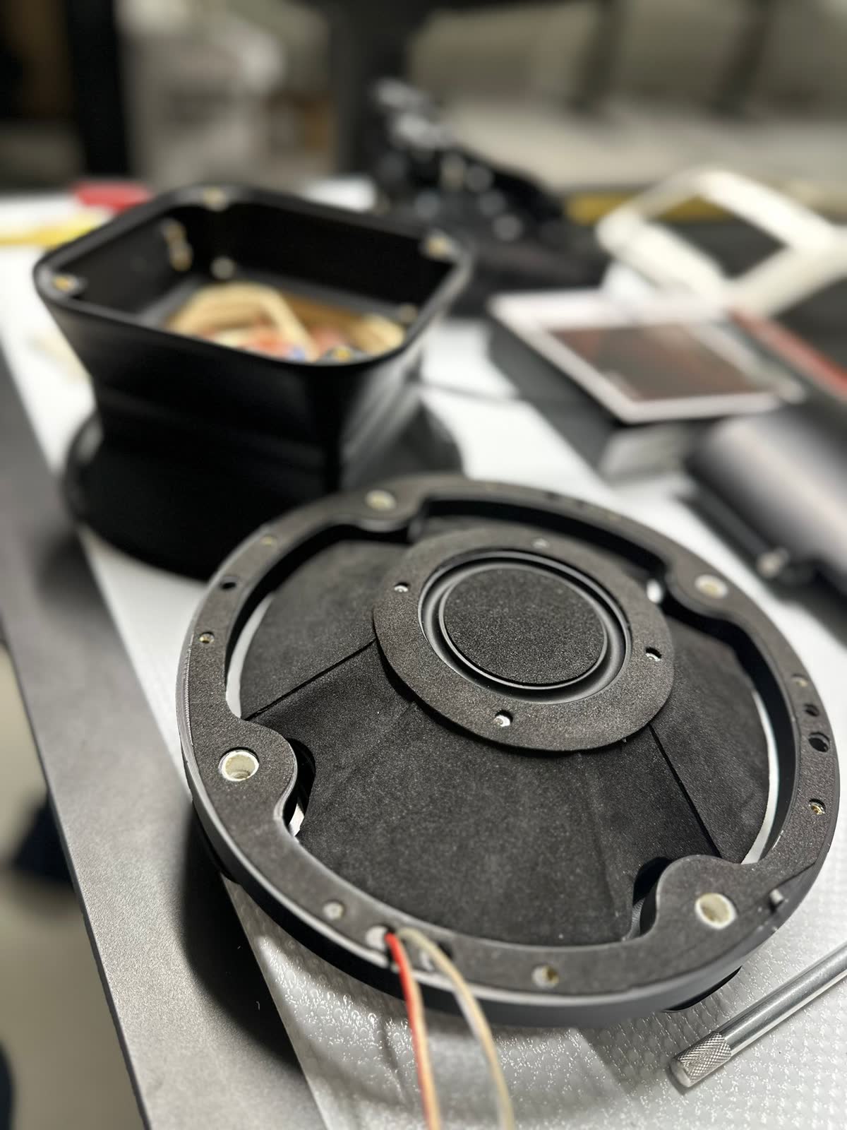 Zerlegtes Speaker-Chassis mit Treiber und Hochtöner auf der Werkbank