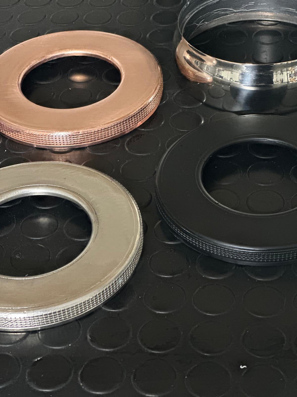Ring-Blenden in vier Oberflächen: Kupfer, Chrome, Schwarz, Matt