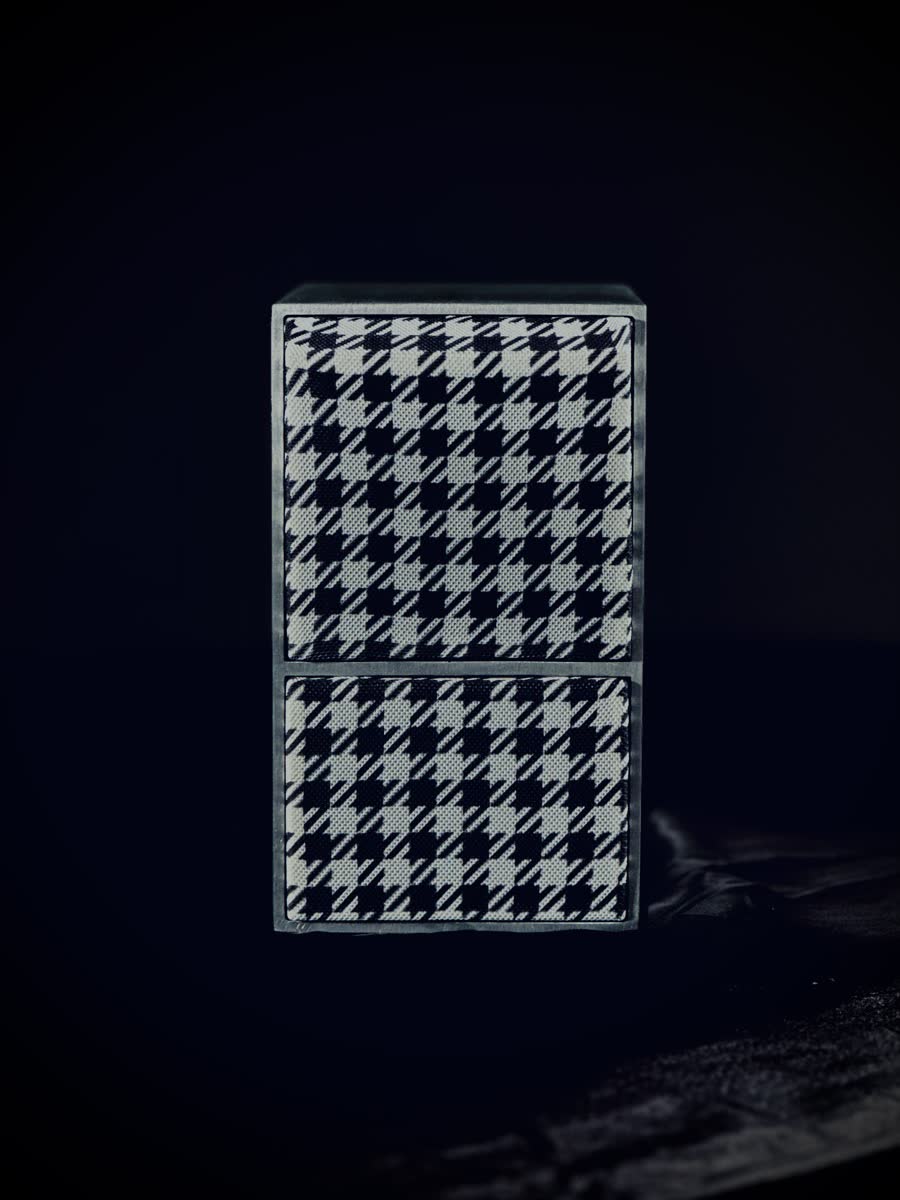 FIVSEN Speaker — Hahnentritt Detail