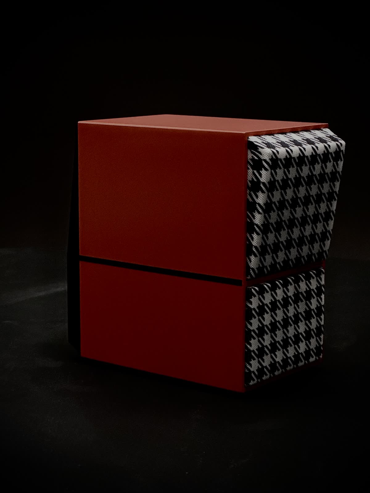 Roter Speaker mit Hahnentritt — 3/4 Ansicht Studio