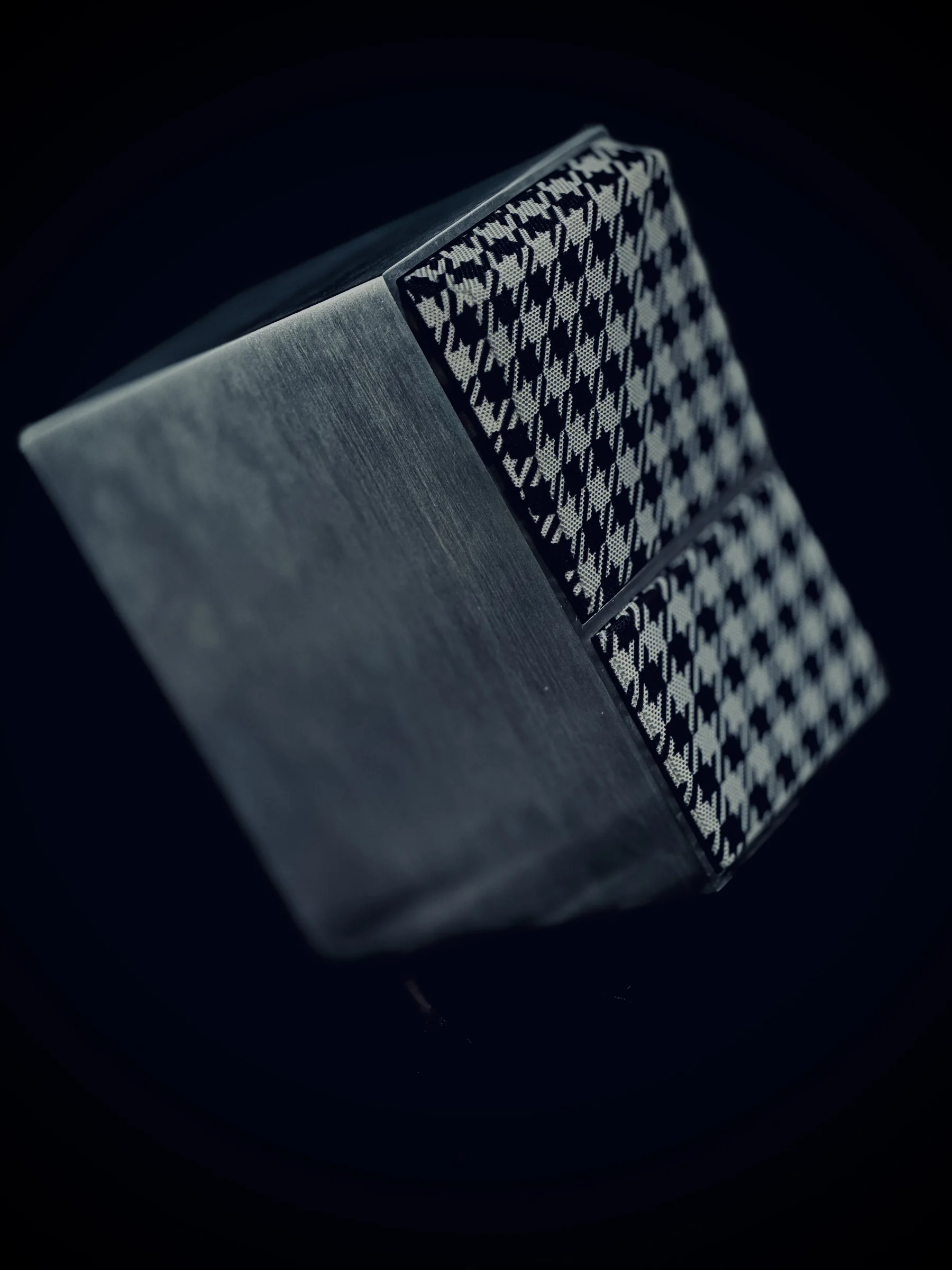 Detailansicht von Aluminiumoberfläche und Hahnentritt-Bespannung