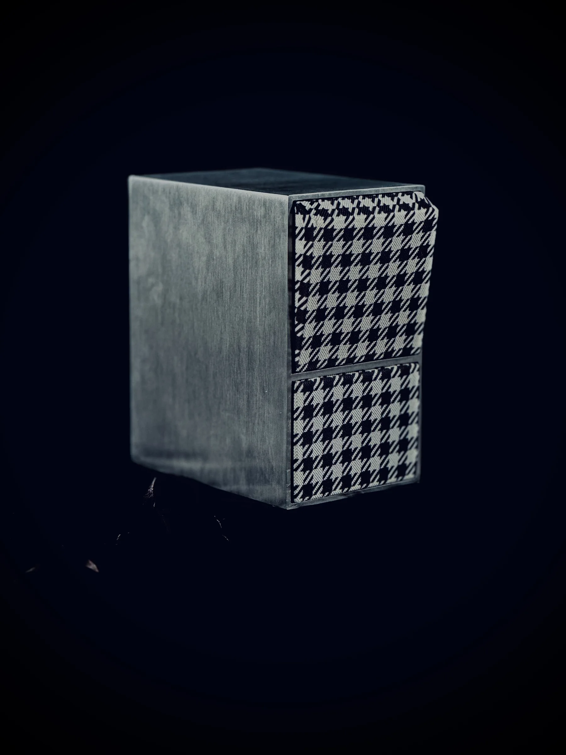 FIVSEN REIMAGINED Aluminium-Speaker — vollständige Frontansicht