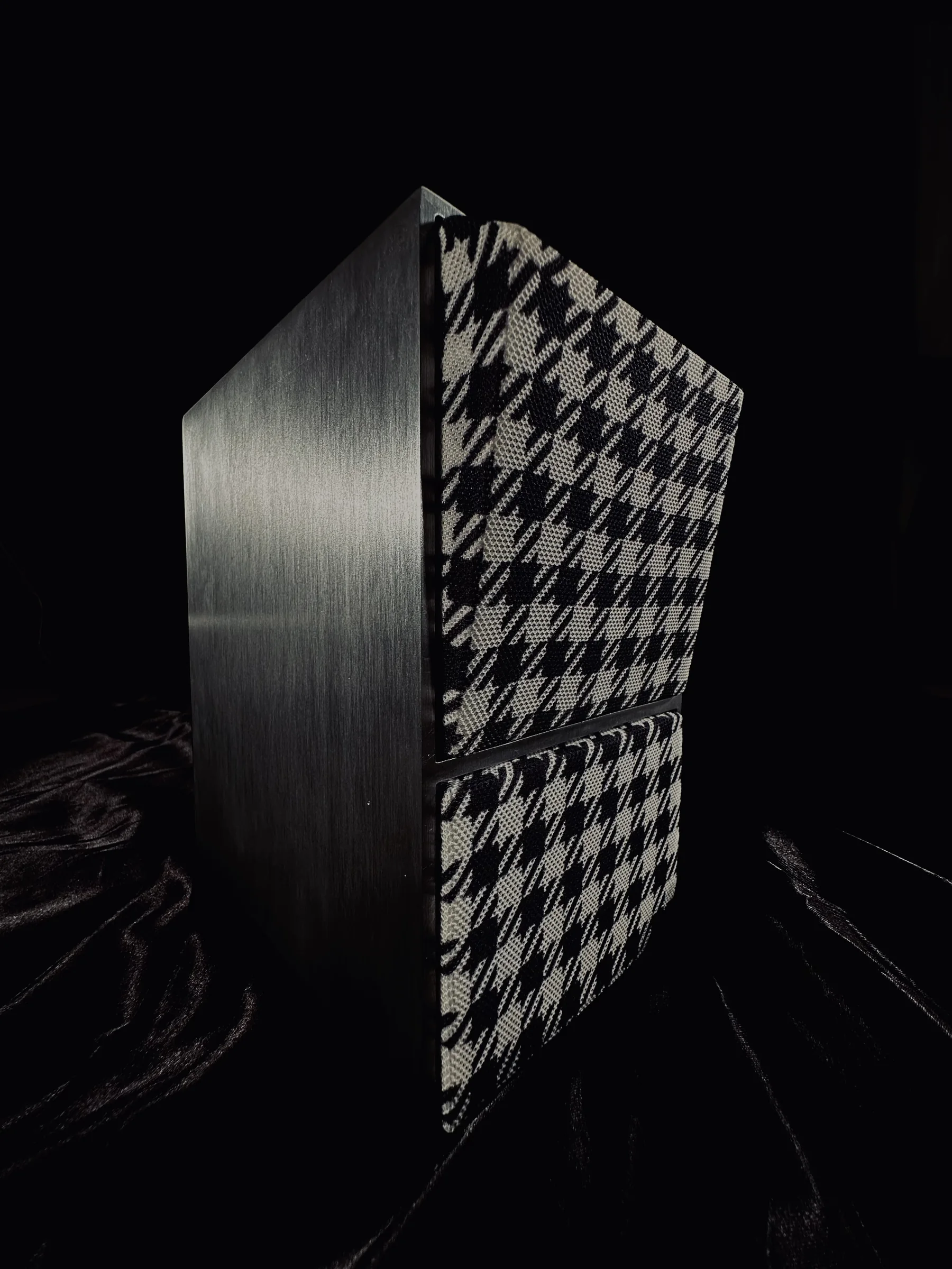 FIVSEN REIMAGINED Speaker mit gebürstetem Aluminium und schwarz-weißem Hahnentritt