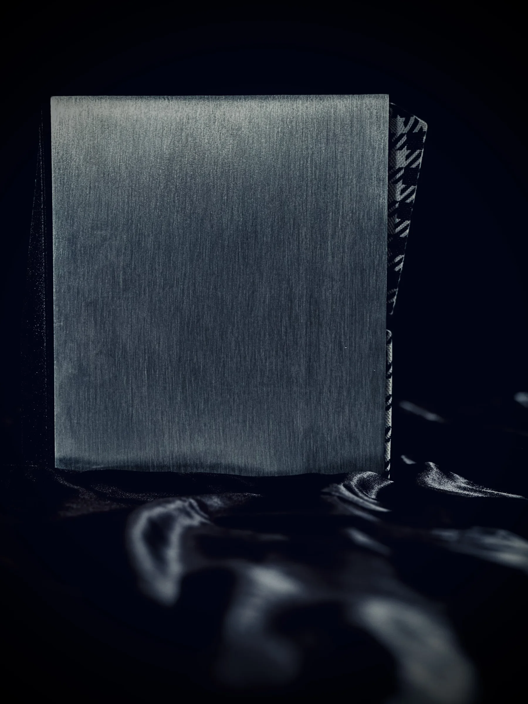 Seitenansicht der gebürsteten Aluminiumoberfläche