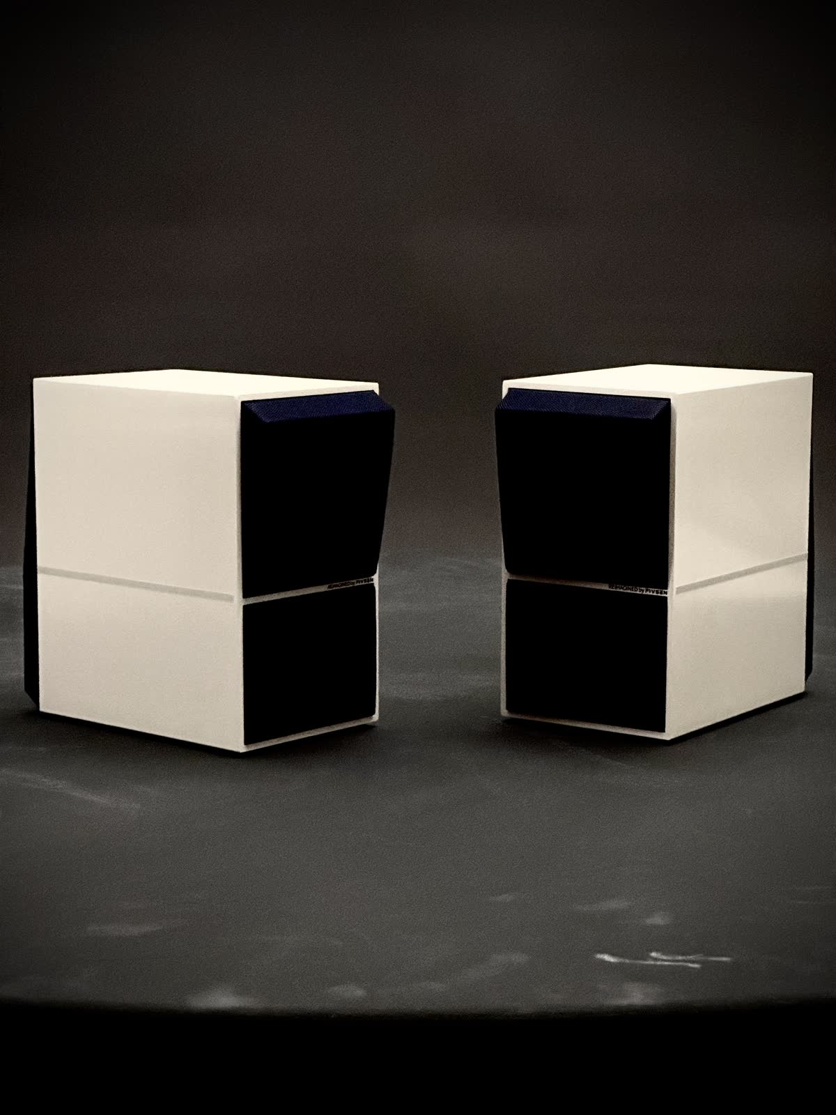 FIVSEN REIMAGINED MIDNIGHT MILK — weißes Paar mit Navy-Stoff