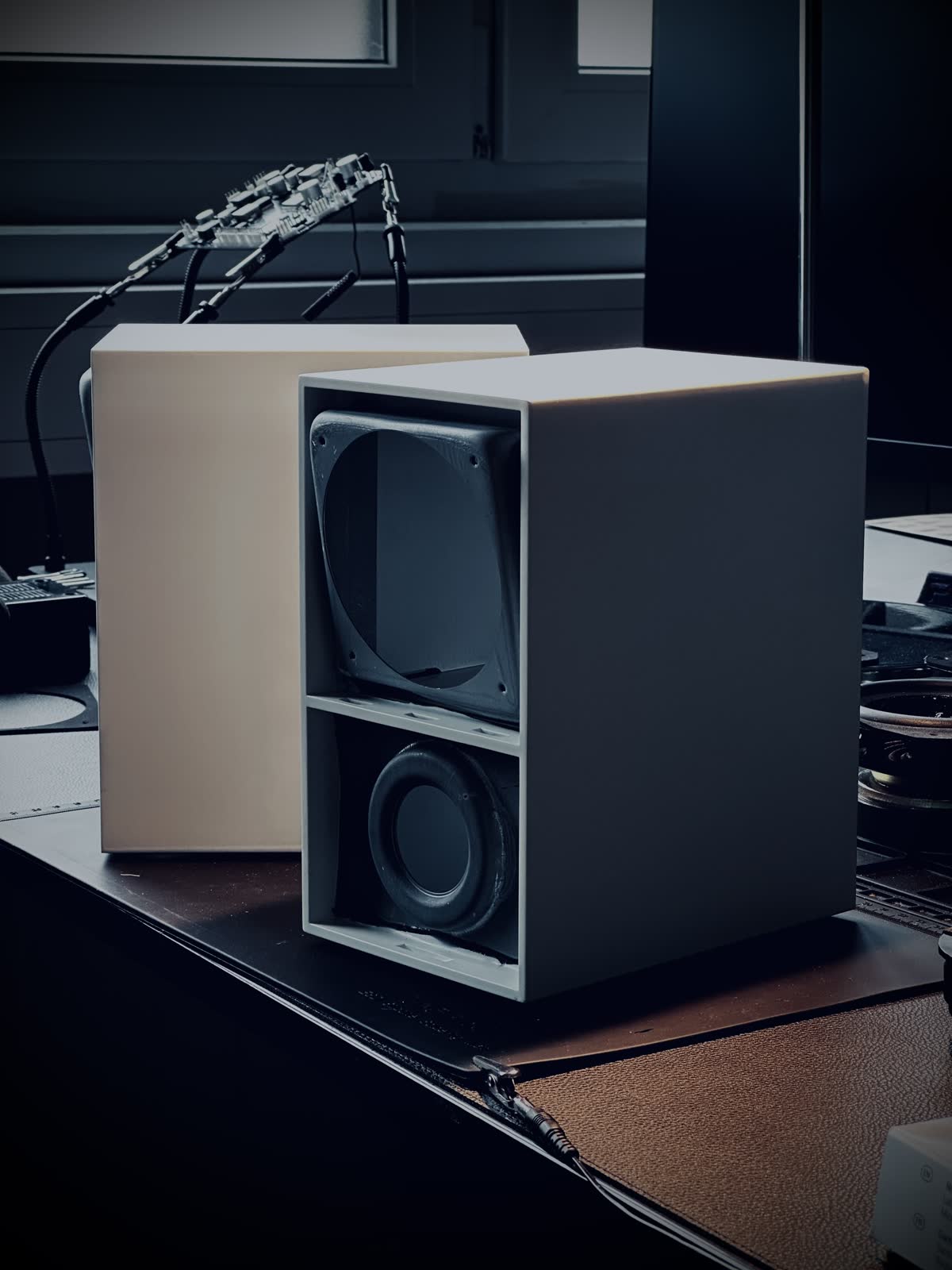 FIVSEN REIMAGINED — offenes Beovox-CX50-Gehäuse mit Treibern im V-STUDIO, Arbeitsstand