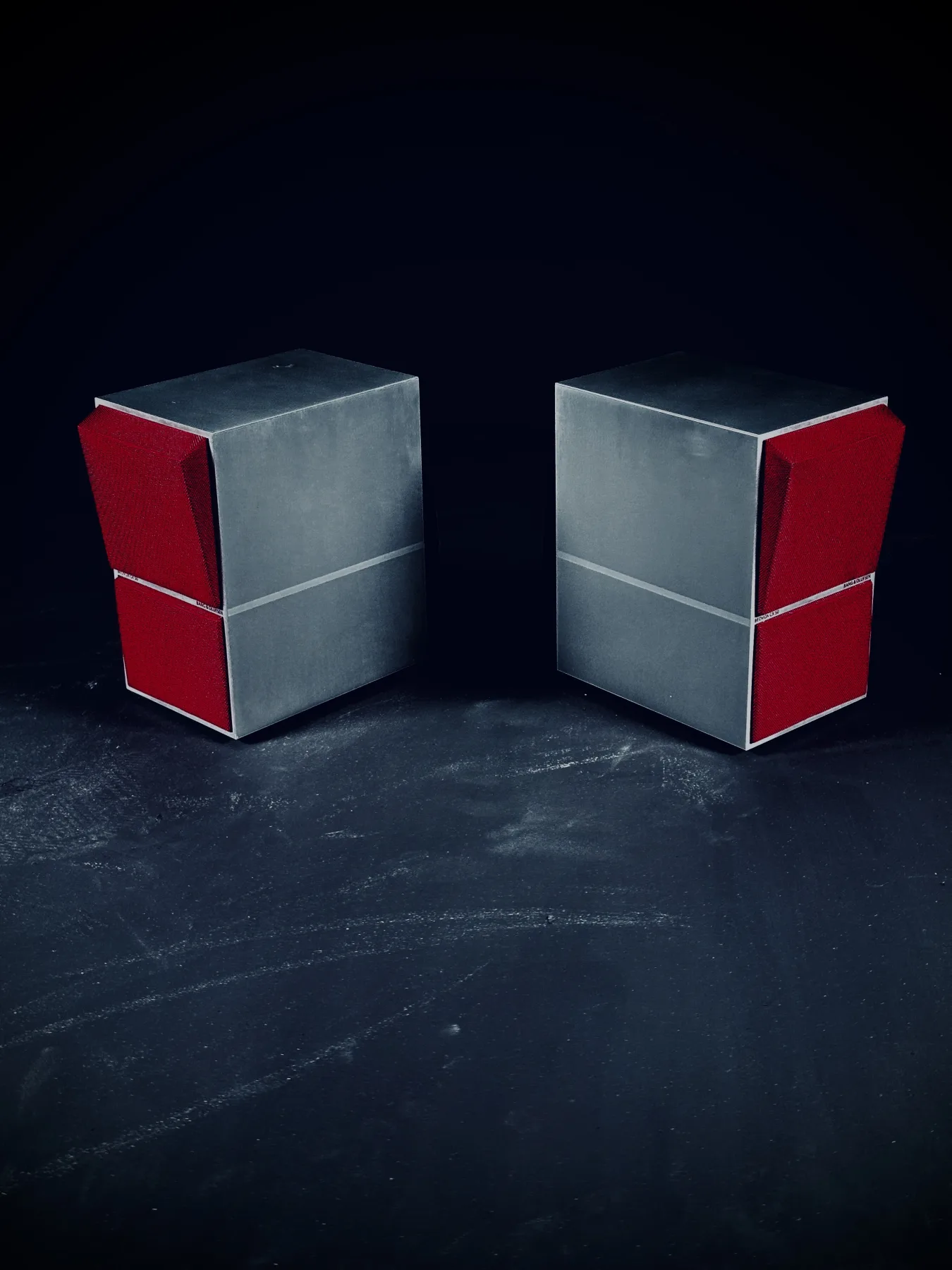 TRANSGRESSION Lautsprecherpaar mit gebürstetem Aluminium und rotem Stoff