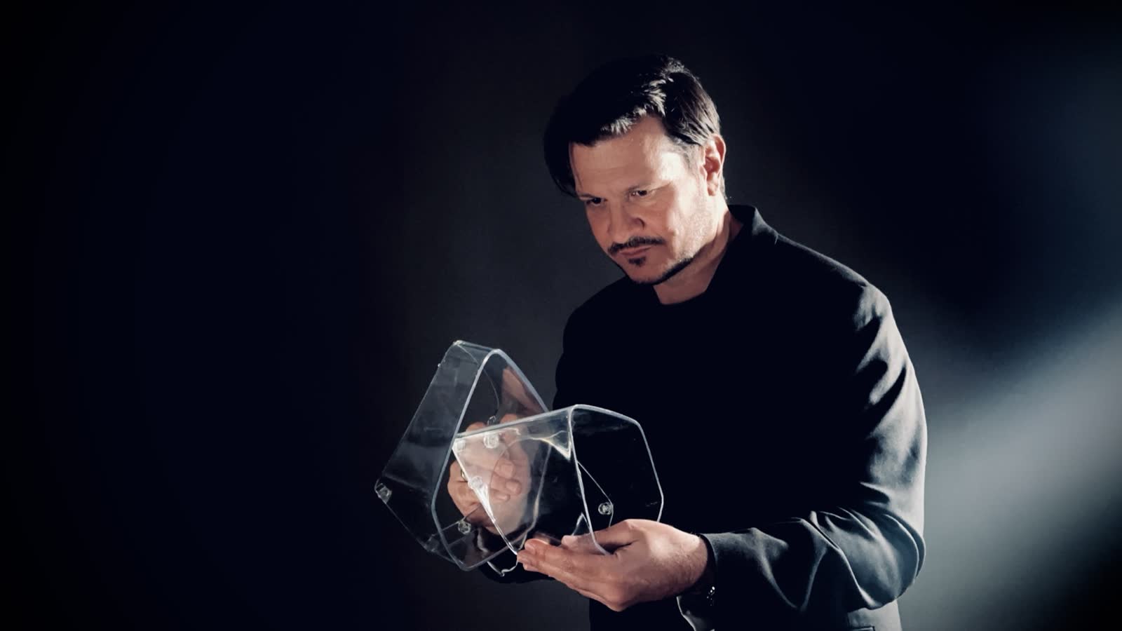 René Nagl betrachtet ein entwickeltes Prototypenteil