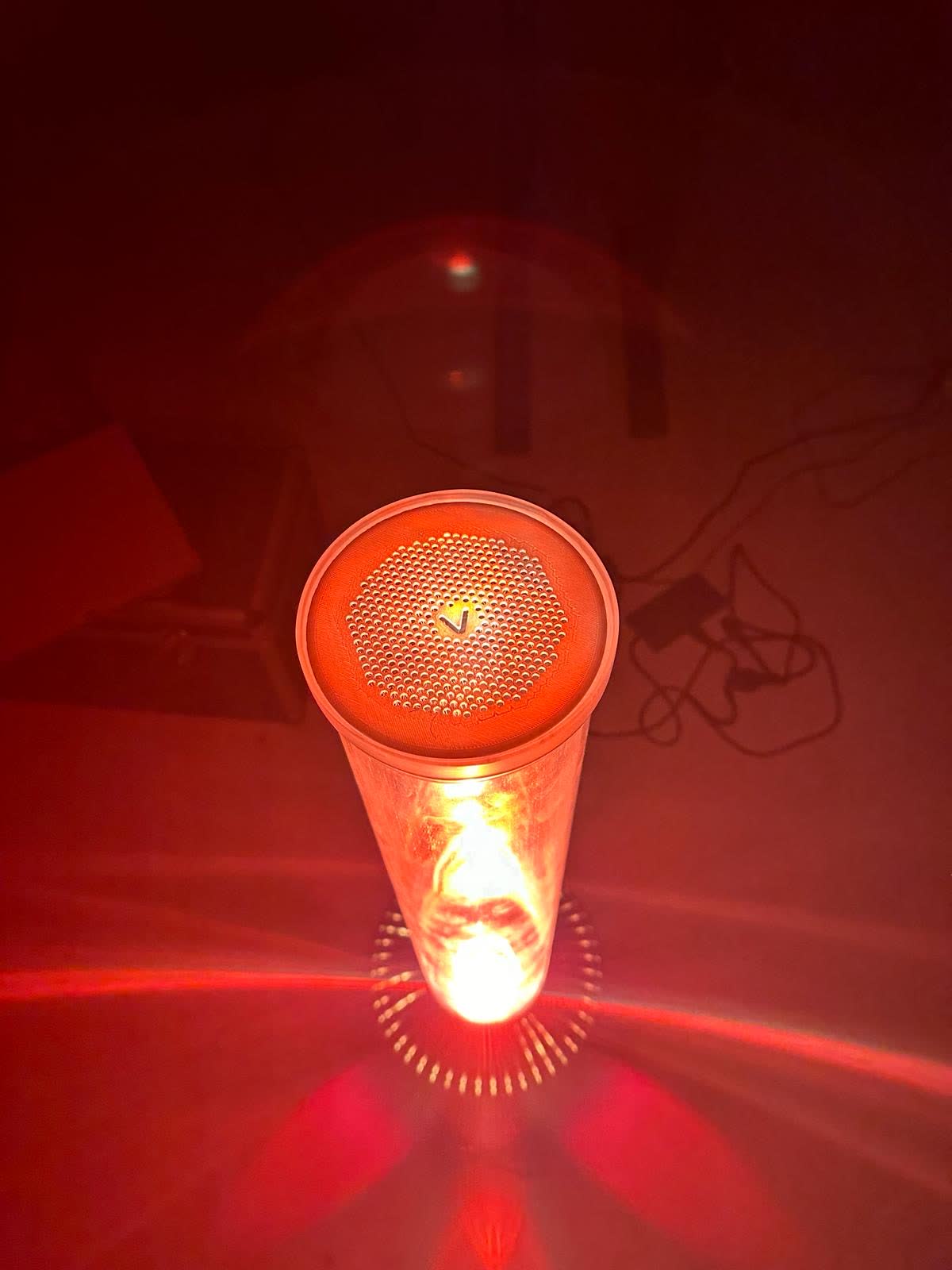 V-Sculpture rot beleuchtet von der Seite