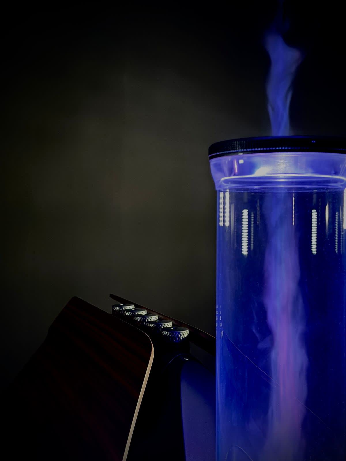 FIVSEN V-Sculpture — Kamin mit blauem Licht, Nahaufnahme